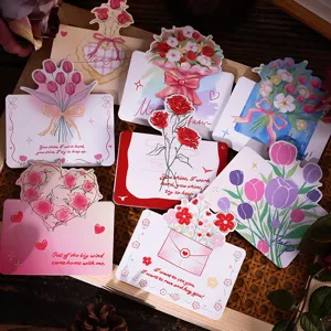 Primer plano de varias tarjetas de felicitación florales con ilustraciones de estilo crayón