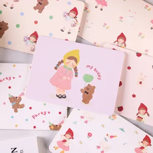 Vista detallada de lindas tarjetas de felicitación con ilustraciones de osos y niñas.