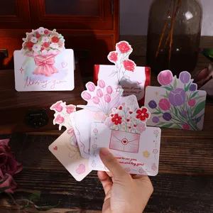 Vista detallada de varias tarjetas de felicitación florales con diseños de flores
