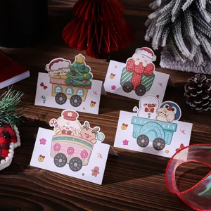 Gros plan de quatre cartes de vœux de Noël avec des illustrations de dessins animés.