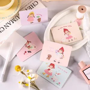Primer plano de lindas tarjetas de felicitación para niñas con ilustraciones en tonos pastel