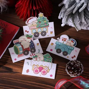 Vue détaillée de quatre jolies cartes de vœux de Noël dans un cadre festif