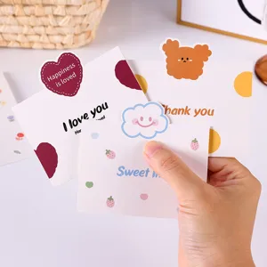 Primer plano de lindas tarjetas de felicitación de dibujos animados con formas de oso y nube.