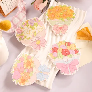 Detail von vier bunten 3D-Bouquet-Grußkarten auf einem weißen Tablett