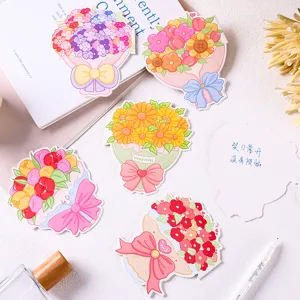 Détail montrant diverses cartes de vœux pliées en forme de bouquets de fleurs colorés.