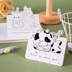 Vista detallada de tarjetas de felicitación con ilustraciones de gatos y vacas a mano.