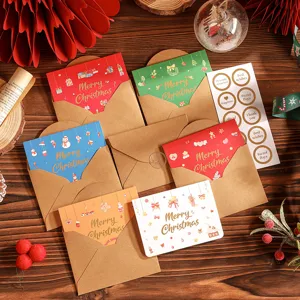 Gros plan de cartes de Noël colorées avec texte en feuille d'or et leurs enveloppes