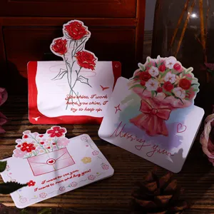 Primer plano detallado de tres tarjetas de felicitación florales con citas sentimentales.