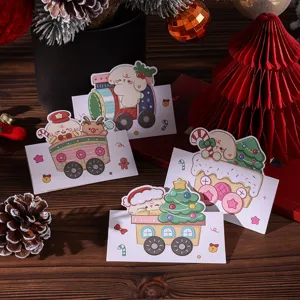 Détail de quatre en-têtes de cartes de Noël avec de mignons chiots et des sapins.