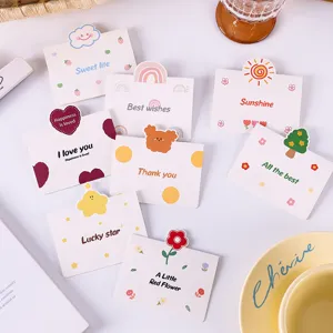 Primer plano de varias tarjetas de regalo de dibujos animados con mensajes dulces