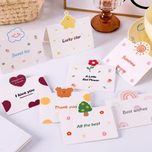 Vista detallada de mini tarjetas de felicitación de dibujos animados con mensajes en inglés
