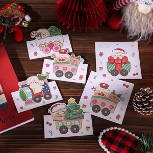 Gros plan de jolies cartes de vœux de Noël avec train festif et motifs de chiens
