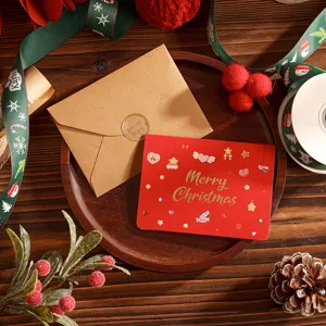 Carte de Noël rouge et enveloppe kraft festives avec dorure à l'or fin sur bois