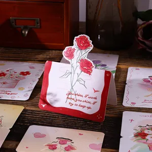Vista detallada de tarjetas de felicitación con rosas y mensajes inspiradores