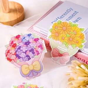 Gros plan sur des cartes de vœux pliables en forme de bouquet avec tournesols et hortensias