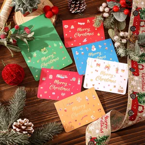 Vue détaillée de cartes de Noël colorées avec lettrage élégant en feuille d'or