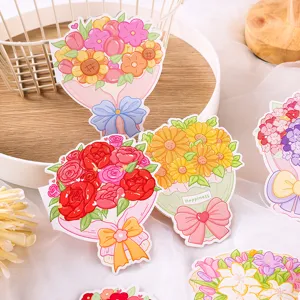 Détail de cartes de vœux pliées en forme de bouquet sur gaze blanche