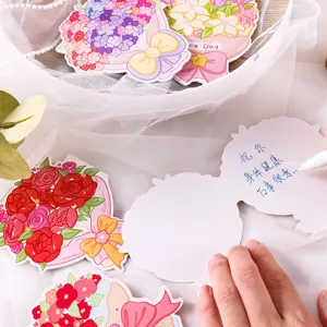 Détail de l'écriture manuscrite sur une carte de vœux pliante bouquet floral