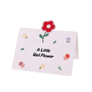 Tarjeta de felicitación floral de dibujos animados para niños con pequeña flor roja