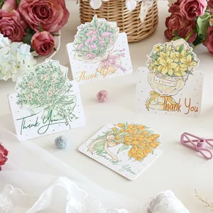 Primo piano dei biglietti di ringraziamento floreali romantici con pizzo e rose