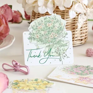 Vista dettagliata del biglietto di auguri 'Thank You' con bouquet di fiori disegnato a mano