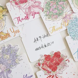 Assortimento di biglietti di ringraziamento floreali con illustrazioni di rose e lillà