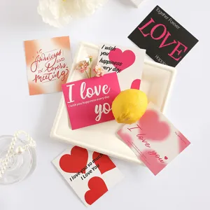 Vista detallada de varias tarjetas de felicitación románticas para San Valentín y gracias