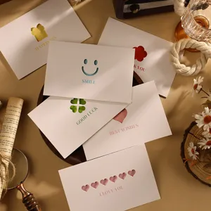 Set aus kreativen weißen Grußkarten mit farbenfrohen Motiven und englischen Segenswünschen