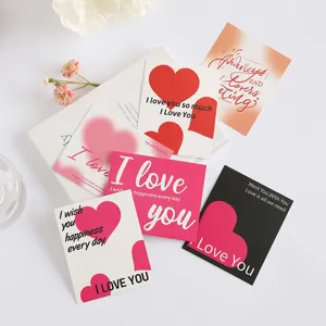 Variedad de tarjetas románticas de San Valentín con diseños de corazones y mensajes.