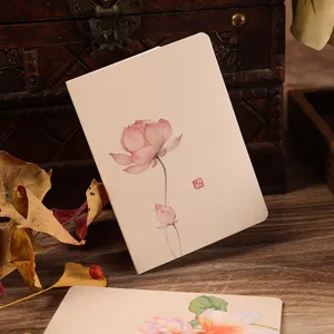 Nahaufnahme einer Vintage-Lotus-Grußkarte mit eleganten Aquarell-Details
