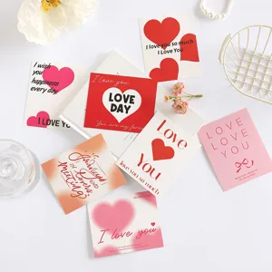 Vista detallada de tarjetas románticas de San Valentín con diseños de corazones y citas