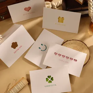 Set aus minimalistischen kreativen Grußkarten mit verschiedenen englischen Wünschen