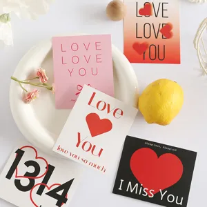 Primer plano de tarjetas de San Valentín con temática de corazones y varios mensajes románticos