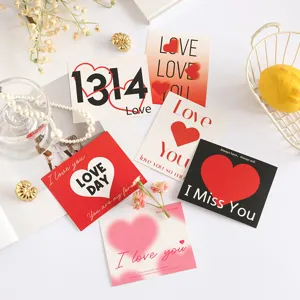 Variedad de tarjetas de felicitación románticas de San Valentín con diseños de corazones