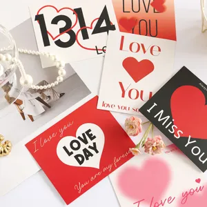 Colección de tarjetas de felicitación románticas de San Valentín con diseños de corazones