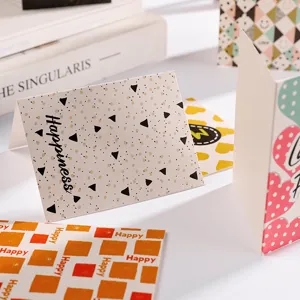 Sortierte minimalistische Grußkarten mit Herzmustern und Happy-Typografie-Text