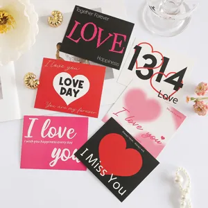 Vista detallada de varias tarjetas de San Valentín con citas románticas y diseños de corazones