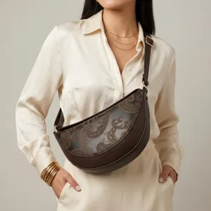 Vista detallada de un bolso bandolera vintage grabado que luce una modelo femenina
