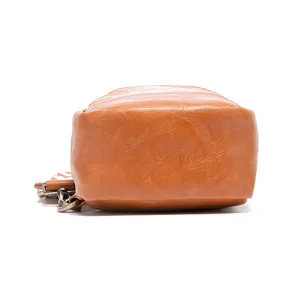 Vista inferior detallada de la bolsa de pecho cruzada de cuero sintético marrón vintage