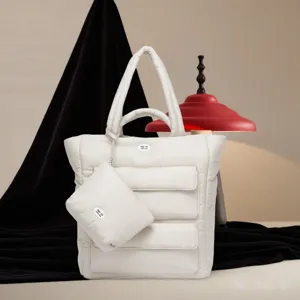 Detailweergave van de witte puffer draagtas met bijbehorend zacht cloud-feel tasje.