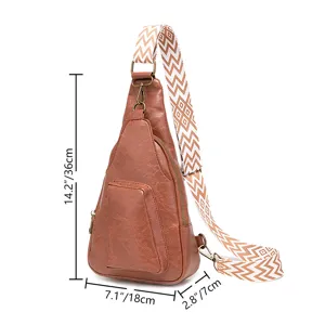Detalle que muestra las dimensiones exactas del bolso de pecho retro de PU con correa