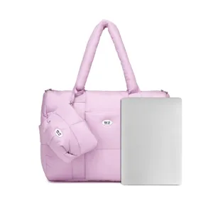 Maatvergelijking van een grote roze gewatteerde puffer tote tas naast een grijze laptop