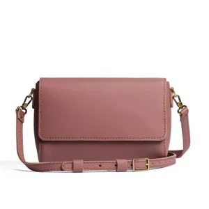 Bolso bandolera minimalista rosa viejo con correa ajustable y herrajes de latón