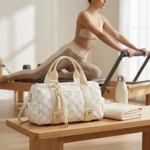 Borsone a scacchi crema per palestra e viaggi mostrato in un ambiente da studio fitness