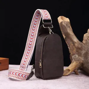 Vista detallada del bolso bandolera de cuero marrón vintage con correa bohemia tejida
