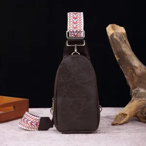 Vista detallada de bolso de pecho vintage marrón con correa tejida de estilo bohemio