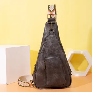 Vista detallada del bolso bandolera de cuero PU vintage con correa bordada.