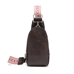 Bolso de pecho de cuero marrón para mujer con correa con patrón bohemio de colores