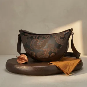 Bolso de media luna retro grabado con patrón de cachemira y correa ajustable detalle