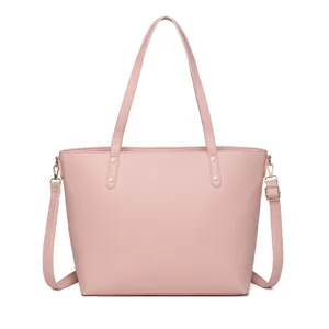 Vista frontal detallada de un bolso tote rosa de gran capacidad con correas de hombro